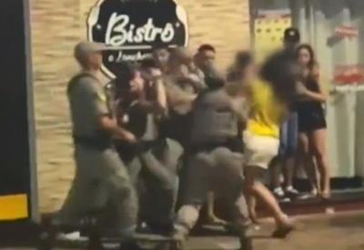 Policiais agridem mulher caída no chão durante bloco no RS 