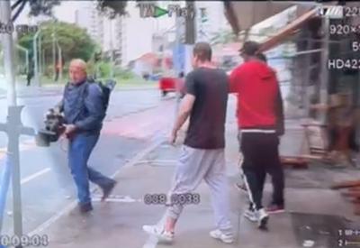 Homem agride equipe de reportagem do SBT e é detido duas vezes em menos de 12 horas