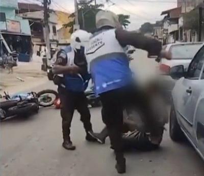 PMs são flagrados agredindo motociclista após perseguição no Rio de Janeiro