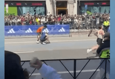 Atleta de Niterói viraliza após ajudar americano a completar Maratona de Boston, nos EUA