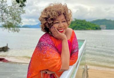 Alcione passa mal durante show no Recife e precisa deixar palco