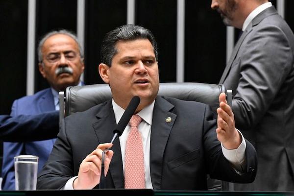 Imagem da notícia: Alcolumbre promete “decisão rápida” a governistas sobre sessão da CPMI do INSS