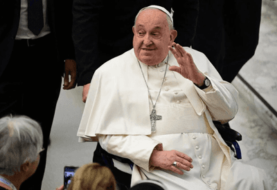 Papa Francisco recebe alta após quase 40 dias internado