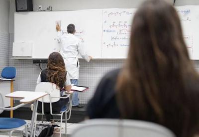 "Vacinar adolescentes torna retorno às aulas mais seguro", diz Fiocruz