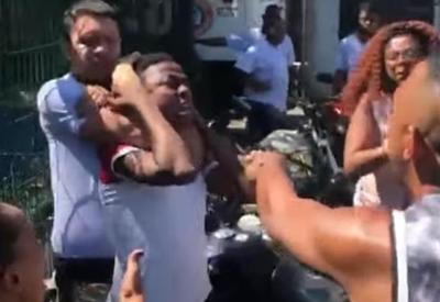 Ambulante é agredido por guardas municipais no Rio de Janeiro