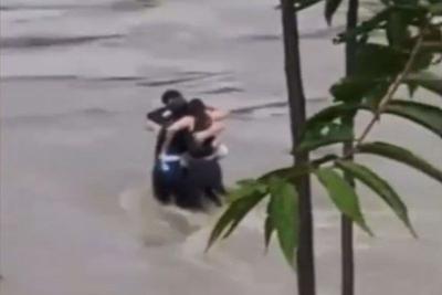 VÍDEO: Três amigos se abraçam antes de serem arrastados por enchente na Itália