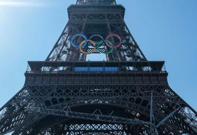 Anéis olímpicos são instalados na Torre Eiffel a poucos dias dos Jogos de Paris