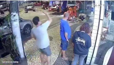 Câmera de segurança flagra tentativa de homicídio no centro de Angra dos Reis, no Rio de Janeiro