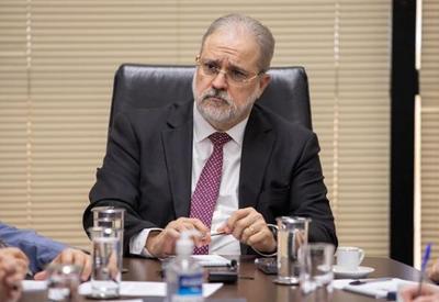 Aras se reúne com ministro da Defesa para discutir papel das instituições