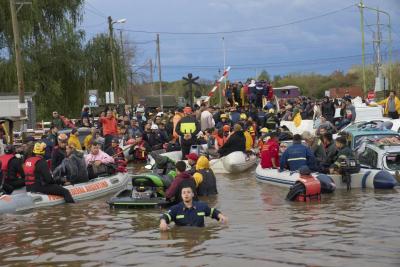 Chuvas intensas alagam rodovias na Argentina e forçam evacuações