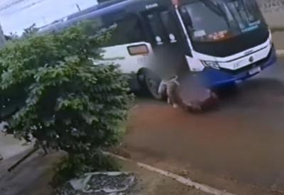 Mãe e filha são arrastadas por ônibus em Cuiabá e escapam ilesas
