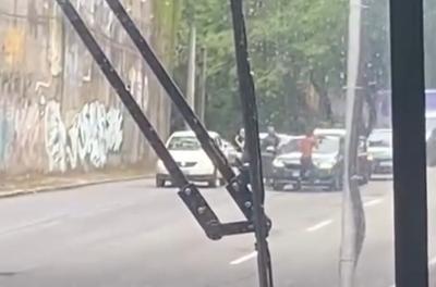 Arrastões no Rio: criminosos assaltam motoristas e trocam tiros com a PM em duas ações simultâneas; veja vídeo