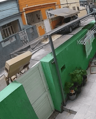 Vídeo: Entregador arremessa TV por cima de portão após não encontrar ninguém em casa