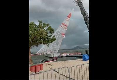 Vídeo: Árvore de Natal cai durante ventania e mata trabalhador em Maricá (RJ)