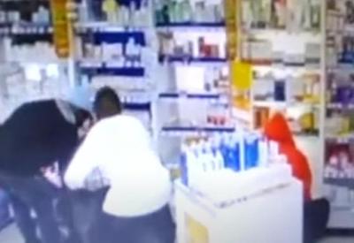 Mulher é presa após tentar assaltar farmácia em São Paulo