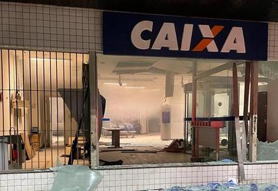 Vídeo: ladrões explodem agência da Caixa e trocam tiros com PMs no Rio