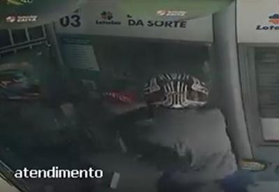 VÍDEO: criminosos assaltam lotérica armados com martelo e roubam R$ 15 mil 