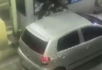 Vídeo: criminosos armados roubam carro em praça de pedágio em SP