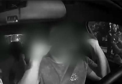 Câmera de carro de aplicativo flagra assalto no Rio de Janeiro