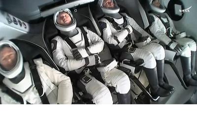 Astronautas "presos" no espaço regressam à Terra nesta terça (18)
