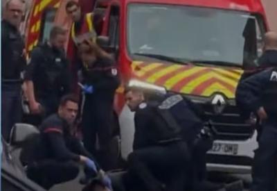 Ataque com faca na França deixa um morto e três policiais feridos
