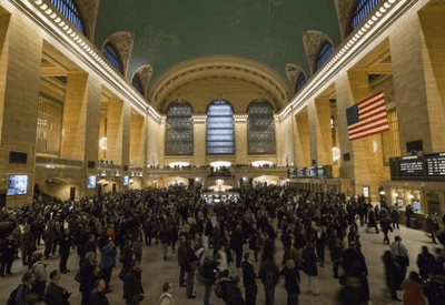 Homem é morto pela polícia após ataque com facão no metrô de Nova York