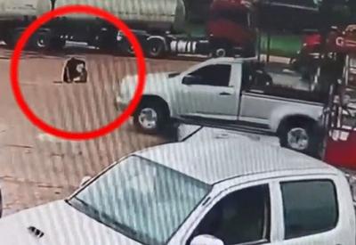 Rapaz que removia tampa no asfalto é atropelado por caminhonete