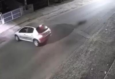 Mulher é arremessada ao ser atropelada por carro em Santa Catarina