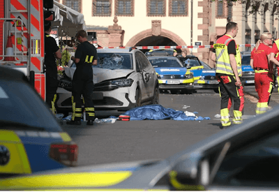 Carro avança contra multidão na Alemanha, mata duas pessoas e deixa feridos em Leipzig