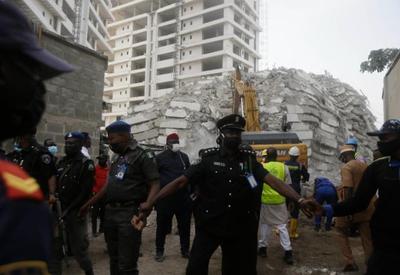 Prédio de 21 andares em construção cai e mata três pessoas na Nigéria