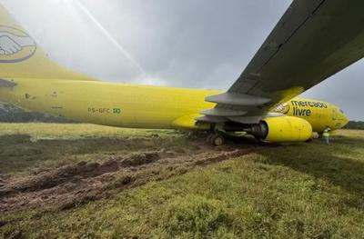 Avião cargueiro da Gol sai da pista após pouso em Salvador