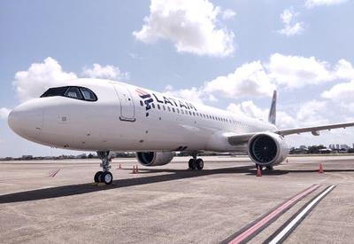Passageira é expulsa de avião após agredir filhos e funcionário da Latam em SP