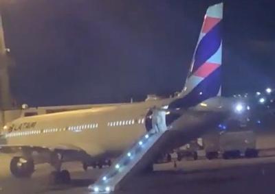 Passageiro é expulso de avião em São Paulo após acionar escorregador inflável