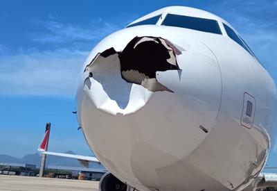 Avião da Latam colide com ave no Rio e fica com o bico destruído