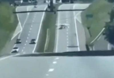 VÍDEO: Avião faz pouso forçado em rodovia após falha no motor 