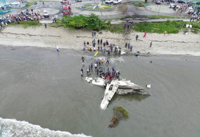 Avião atravessa pista e explode em Ubatuba, litoral de São Paulo; piloto morreu