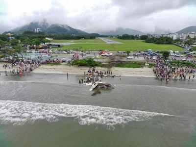 Acidente aéreo em Ubatuba: Cinco pessoas estavam no avião e uma na pista de skate