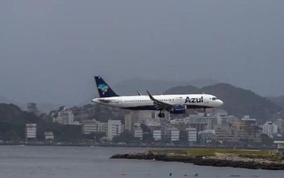 Avião que decolou de SP sofre despressurização e faz pouso de emergência no Rio