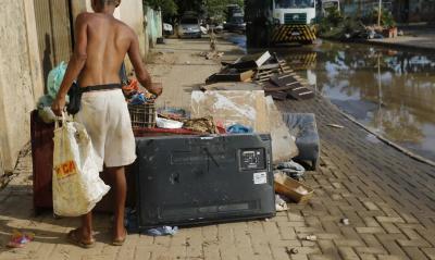 Baixada Fluminense: chuva provoca morte, inundações e derruba casa