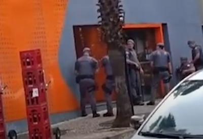 Criminosos se rendem após manter reféns em assalto a agência bancária no interior de São Paulo