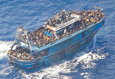 Naufrágio no Mediterrâneo: Justiça da Grécia acusa 9 por tráfico humano