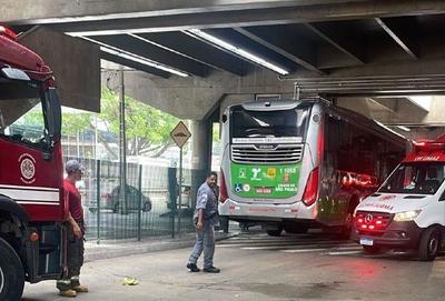 Jovem morre atropelada por ônibus ao fugir de assalto no terminal Barra Funda (SP)