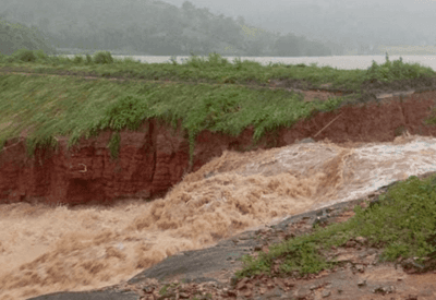 Barragem transborda e deixa famílias ilhadas no interior de MG