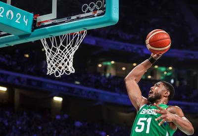 Brasil vence o Japão no basquete e mantém chances de vaga na Olimpíada