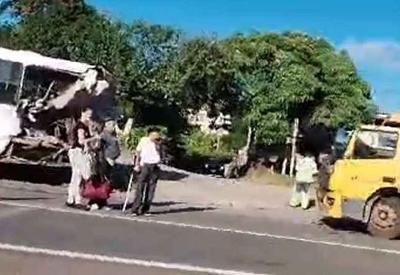 Colisão entre caminhão dos Correios e ônibus deixa 4 feridos em Minas Gerais