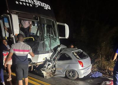 Cinco pessoas morrem após batida entre carro e ônibus em Minas Gerais