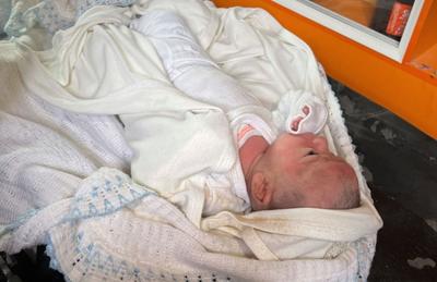 Bebê de um mês é a única sobrevivente de bombardeio israelense em Gaza
