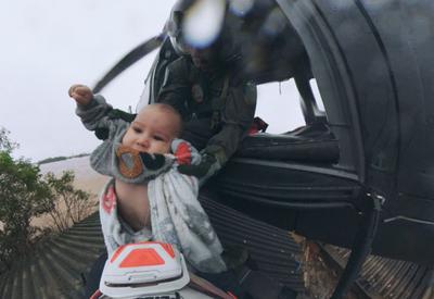 Bebê resgatado de telhado por helicóptero morre um ano após enchentes no RS