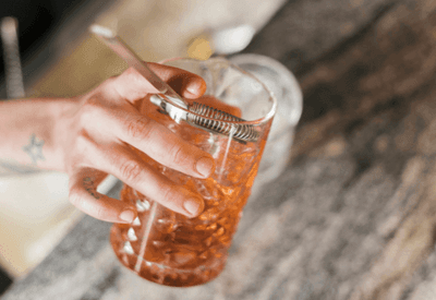 Tem como identificar uma bebida adulterada com metanol? Especialista explica sabor e cheiro