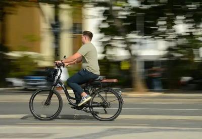 Criminosos usam bicicletas elétricas para roubar celulares em Londres